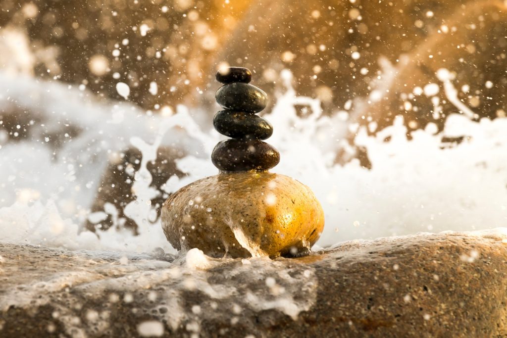 piedras mostrando el concepto de equilibrio en el equilibrio personal